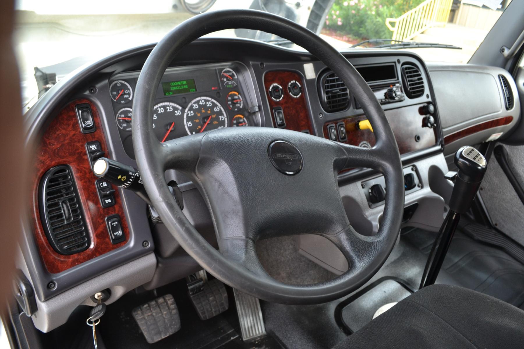 2018 WHITE /BLACK FREIGHTLINER M2-112 with an CUMMINS L9 8.9L 370HP engine, EATON FULLER 10SPD MANUAL transmission, located at 9172 North Fwy, Houston, TX, 77037, (713) 910-6868, 29.887470, -95.411903 - TANDEM AXLE, 56,000LB GVWR , 26FT FLATBED , 96" WIDE, AIR RIDE, RATIO: 3.55 , WB: 270" , DUAL 60 GALLON FUEL TANKS, POWER WINDOWS, LOCKS, & MIRRORS, DIFFERENTIAL LOCK - Photo #13